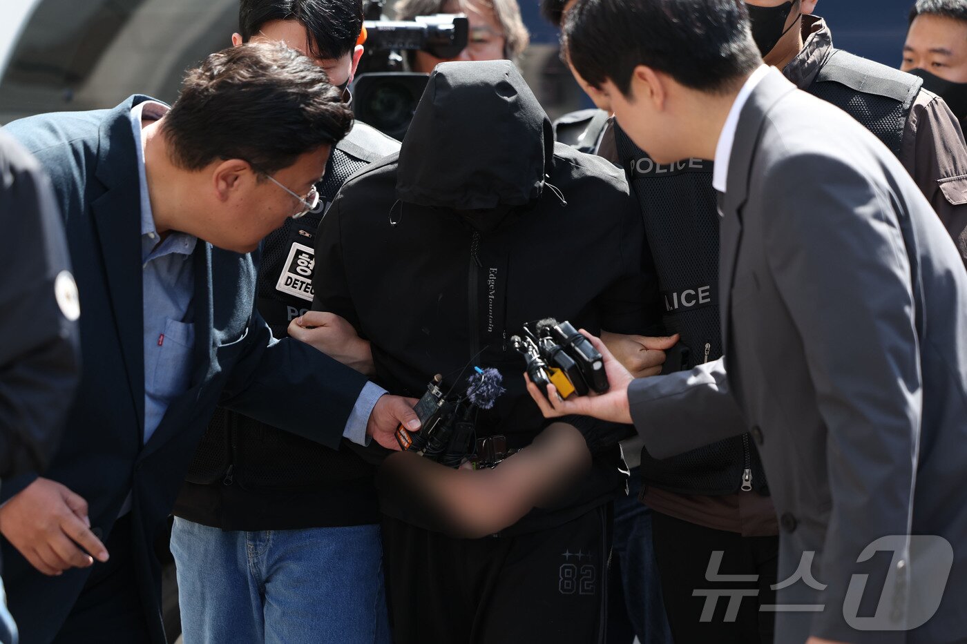 본문 이미지 - 광주 도심에서 일면식 없는 여고생을 살해한 장 모 씨(24)가 7일 구속 전 피의자 심문(영장실질심사)을 받기 위해 광주지방법원에 들어서고 있다. 2026.5.7 ⓒ 뉴스1 이승현 기자