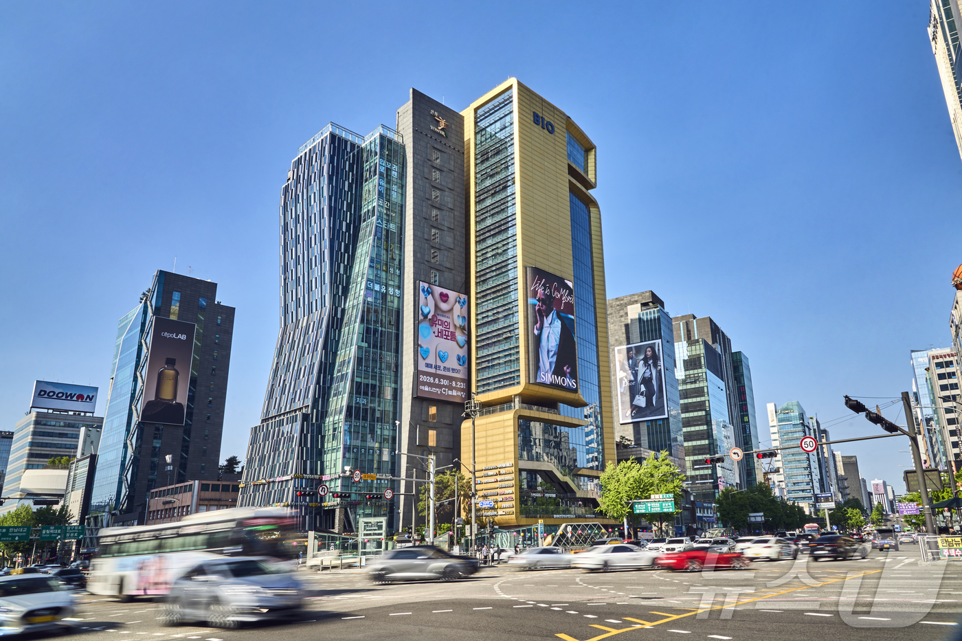 (서울=뉴스1) = 지난 6일 서울 강남구 도산대로의 수많은 건물과 차량들 사이로 시몬스의 2026 브랜드 캠페인 ‘라이프 이즈 컴포트(LIFE IS COMFORT)’ 영상이 상영 …