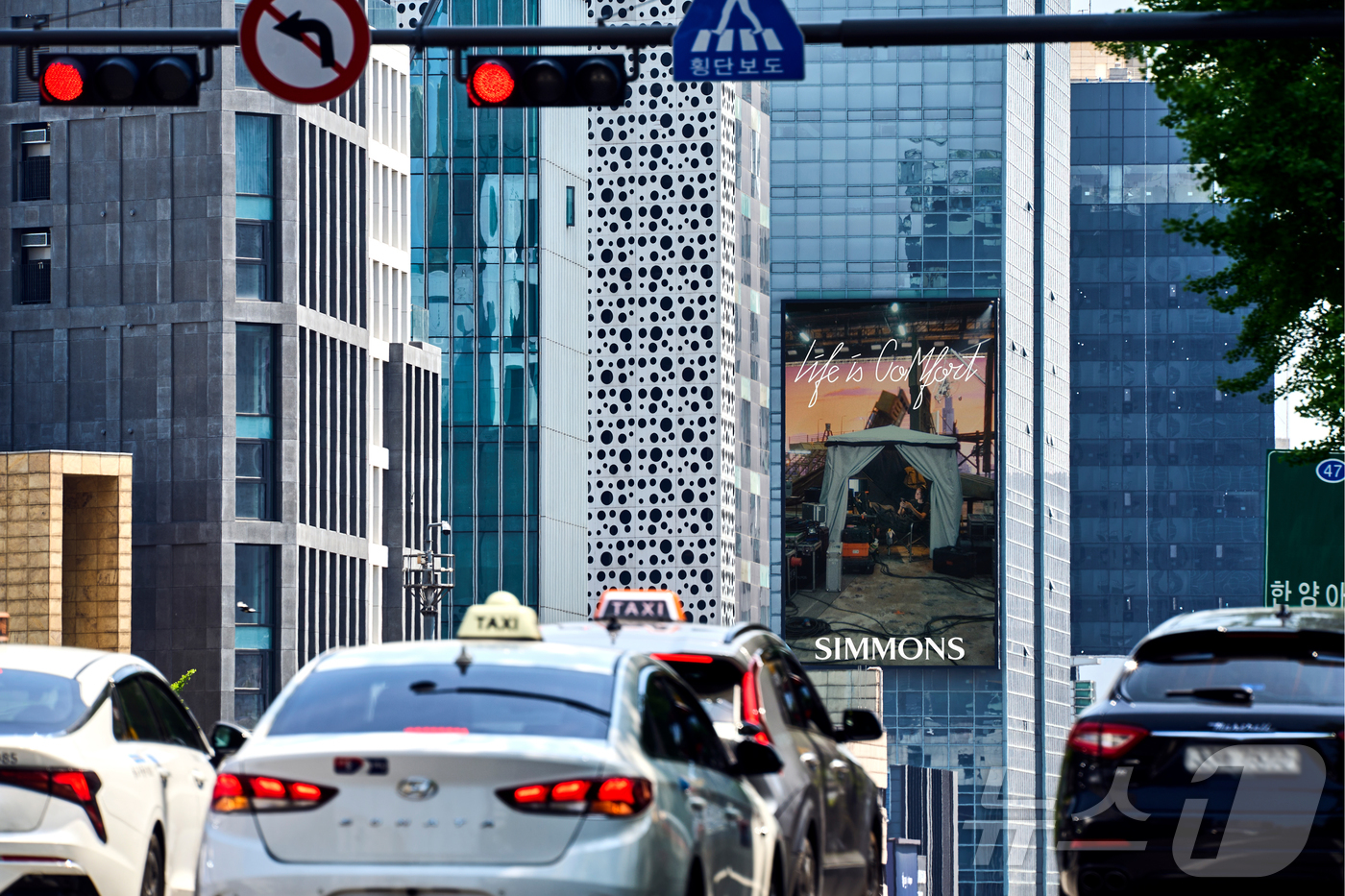 (서울=뉴스1) = 지난 6일 서울 강남구 도산대로에서 시몬스의 2026 브랜드 캠페인 ‘라이프 이즈 컴포트(LIFE IS COMFORT)’ 영상이 상영되고 있다. 시몬스는 이번 …