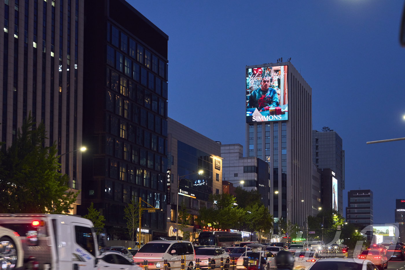 (서울=뉴스1) = 지난 6일 서울 강남구 도산대로에 위치한 초대형 전광판에서 상영되는 시몬스의 2026 브랜드 캠페인 ‘라이프 이즈 컴포트(LIFE IS COMFORT)’ 영상의 …