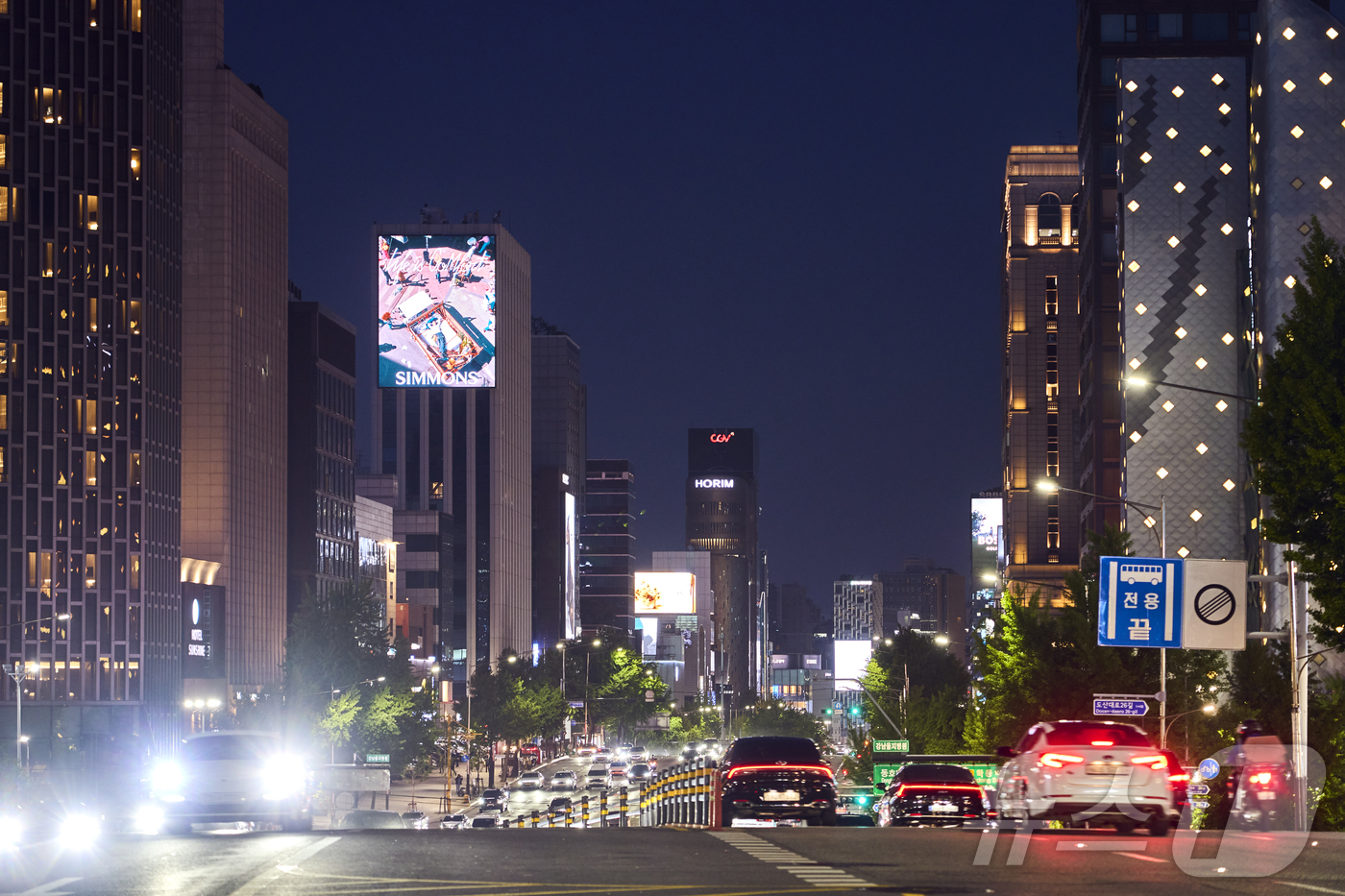 (서울=뉴스1) = 지난 6일 서울 강남구 도산대로에서 시몬스의 2026 브랜드 캠페인 ‘라이프 이즈 컴포트(LIFE IS COMFORT)’ 영상이 상영되고 있다. 시몬스 침대의 …