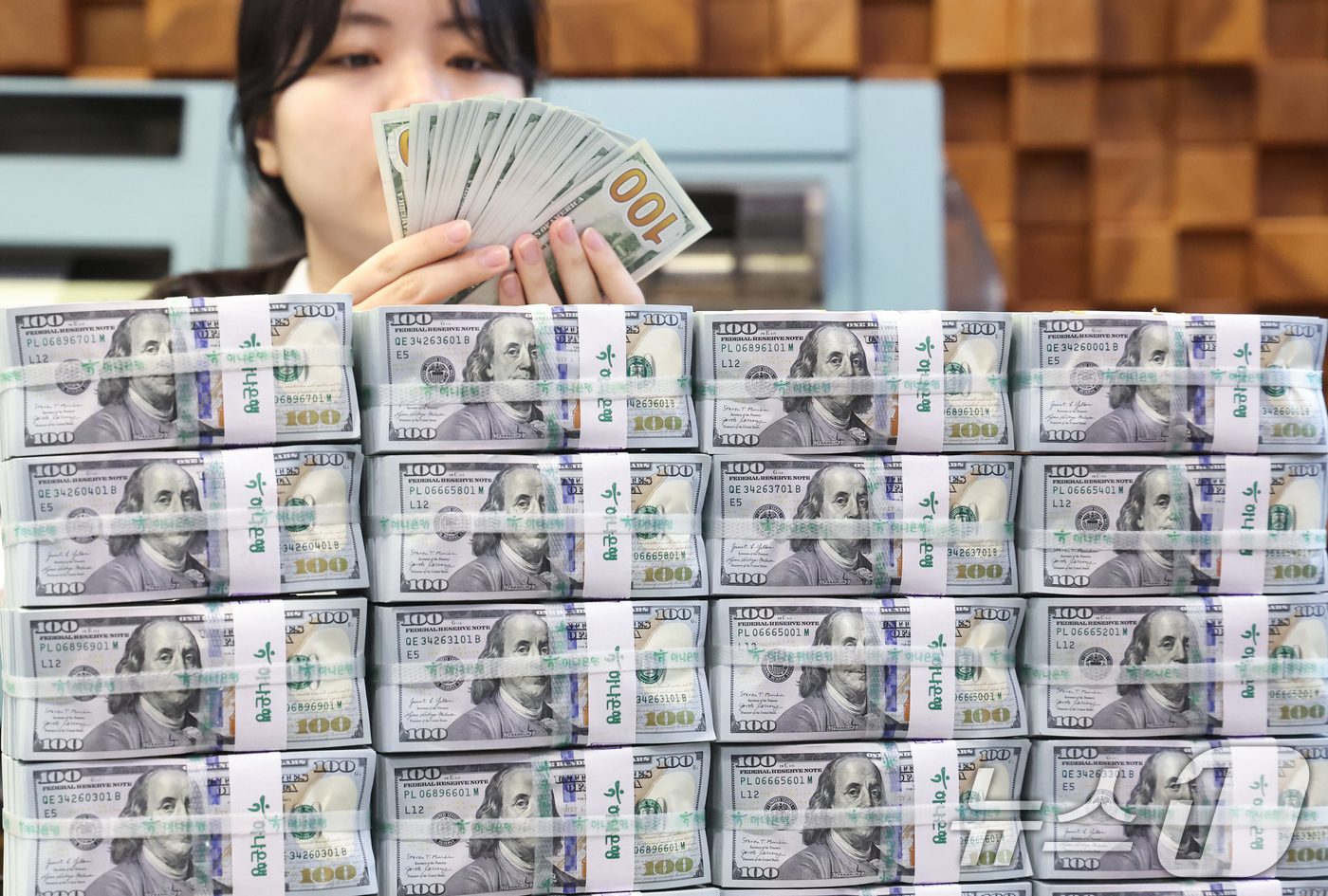(서울=뉴스1) 임지훈 인턴기자 = 지난달 우리나라 외환보유액이 기타 통화 외화자산의 미달러 환산액 증가와 운용수익 등에 힘입어 42억 2000만 달러 증가했다.7일 한국은행에 따 …