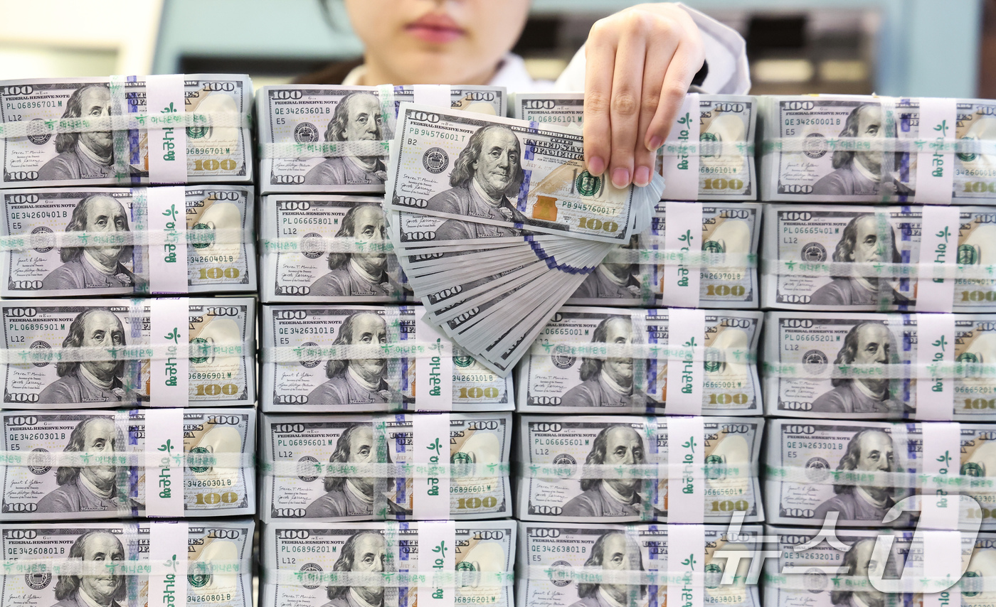 (서울=뉴스1) 임지훈 인턴기자 = 지난달 우리나라 외환보유액이 기타 통화 외화자산의 미달러 환산액 증가와 운용수익 등에 힘입어 42억 2000만 달러 증가했다.7일 한국은행에 따 …
