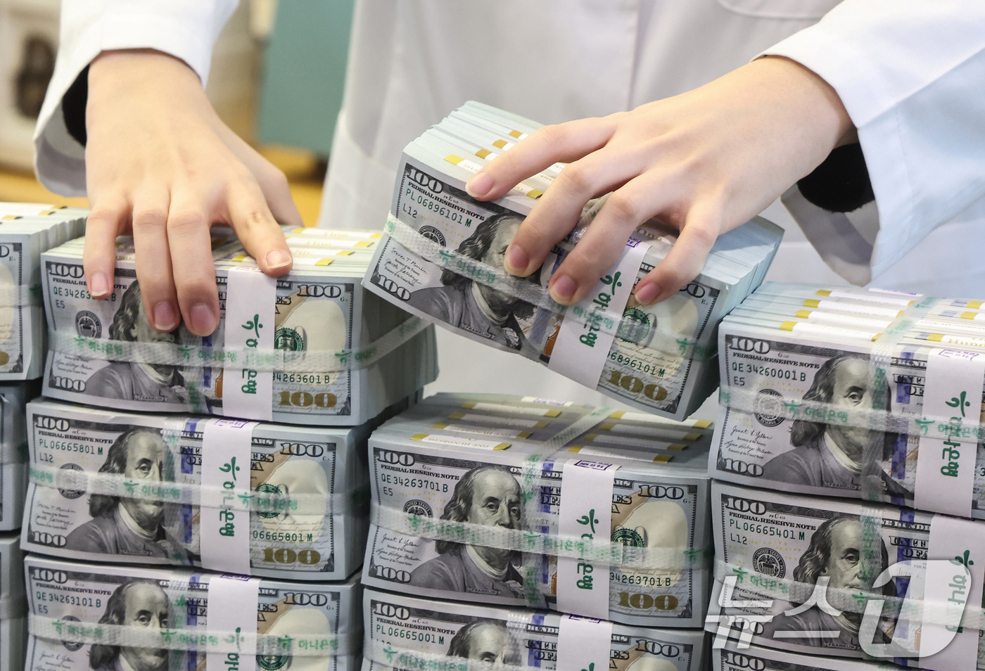 (서울=뉴스1) 임지훈 인턴기자 = 지난달 우리나라 외환보유액이 기타 통화 외화자산의 미달러 환산액 증가와 운용수익 등에 힘입어 42억 2000만 달러 증가했다.7일 한국은행에 따 …