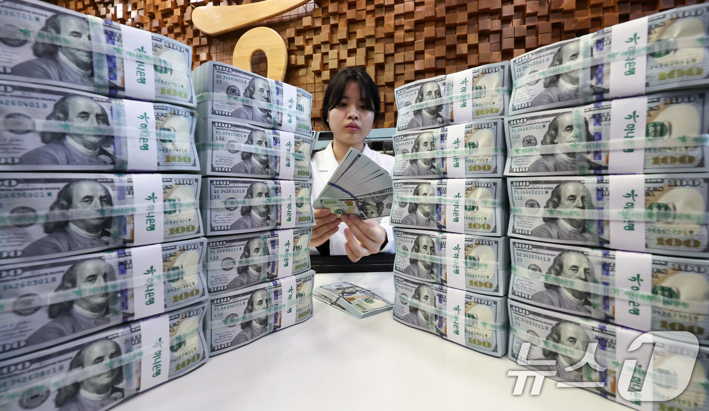 (서울=뉴스1) 임지훈 인턴기자 = 지난달 우리나라 외환보유액이 기타 통화 외화자산의 미달러 환산액 증가와 운용수익 등에 힘입어 42억 2000만 달러 증가했다.7일 한국은행에 따 …