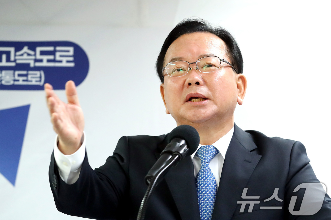 (대구=뉴스1) 공정식 기자 = 김부겸 더불어민주당 대구시장 후보가 7일 오전 대구 달서구 선거사무소에서 6·3 지방선거 여섯 번째 공약을 발표하고 있다. 2026.5.7/뉴스1
