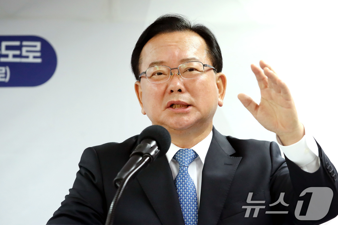 (대구=뉴스1) 공정식 기자 = 김부겸 더불어민주당 대구시장 후보가 7일 오전 대구 달서구 선거사무소에서 6·3 지방선거 여섯 번째 공약을 발표하고 있다. 2026.5.7/뉴스1