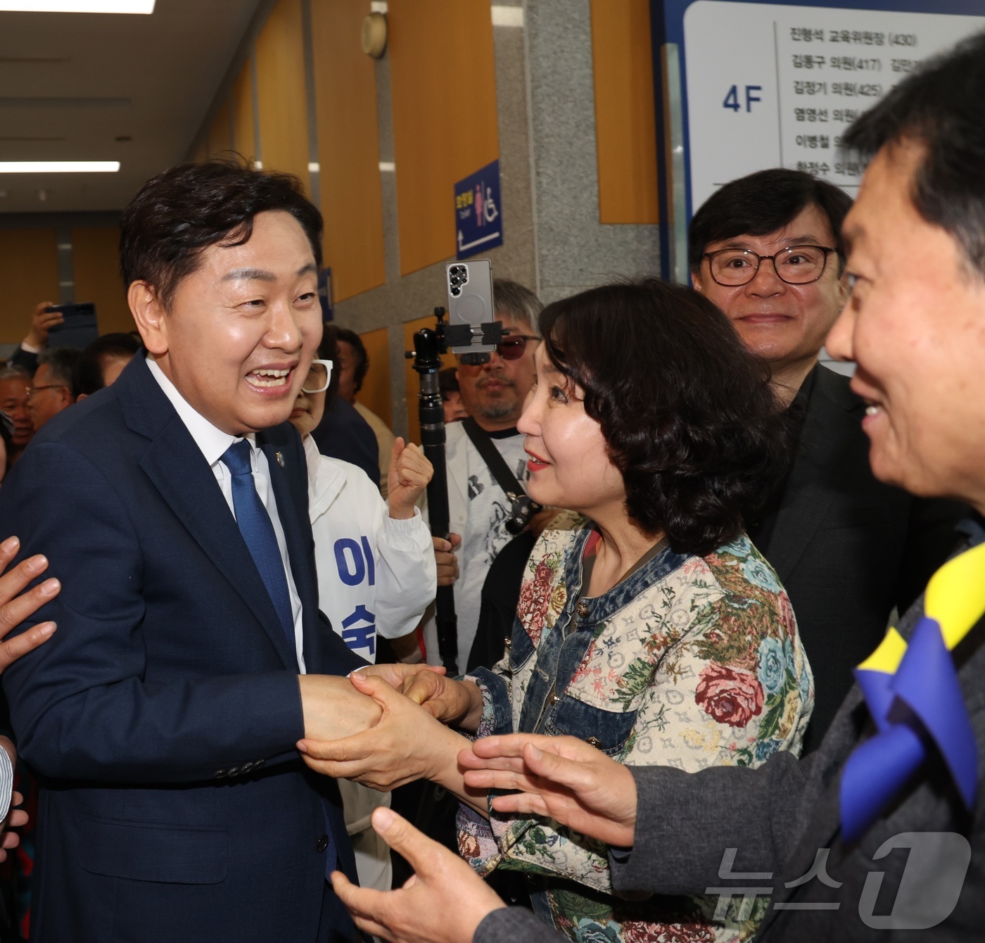 (전주=뉴스1) 유경석 기자 = 김관영 전북도지사 예비후보가 7일 전북 전주시 전북특별자치도의회에서 출마 기자회견을 마치고 지지자들과 인사를 나누고 있다. 2026.5.7/뉴스1