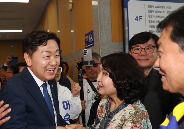 출마 기자회견장 찾은 지지자들과 인사하는 김관영 예비후보
