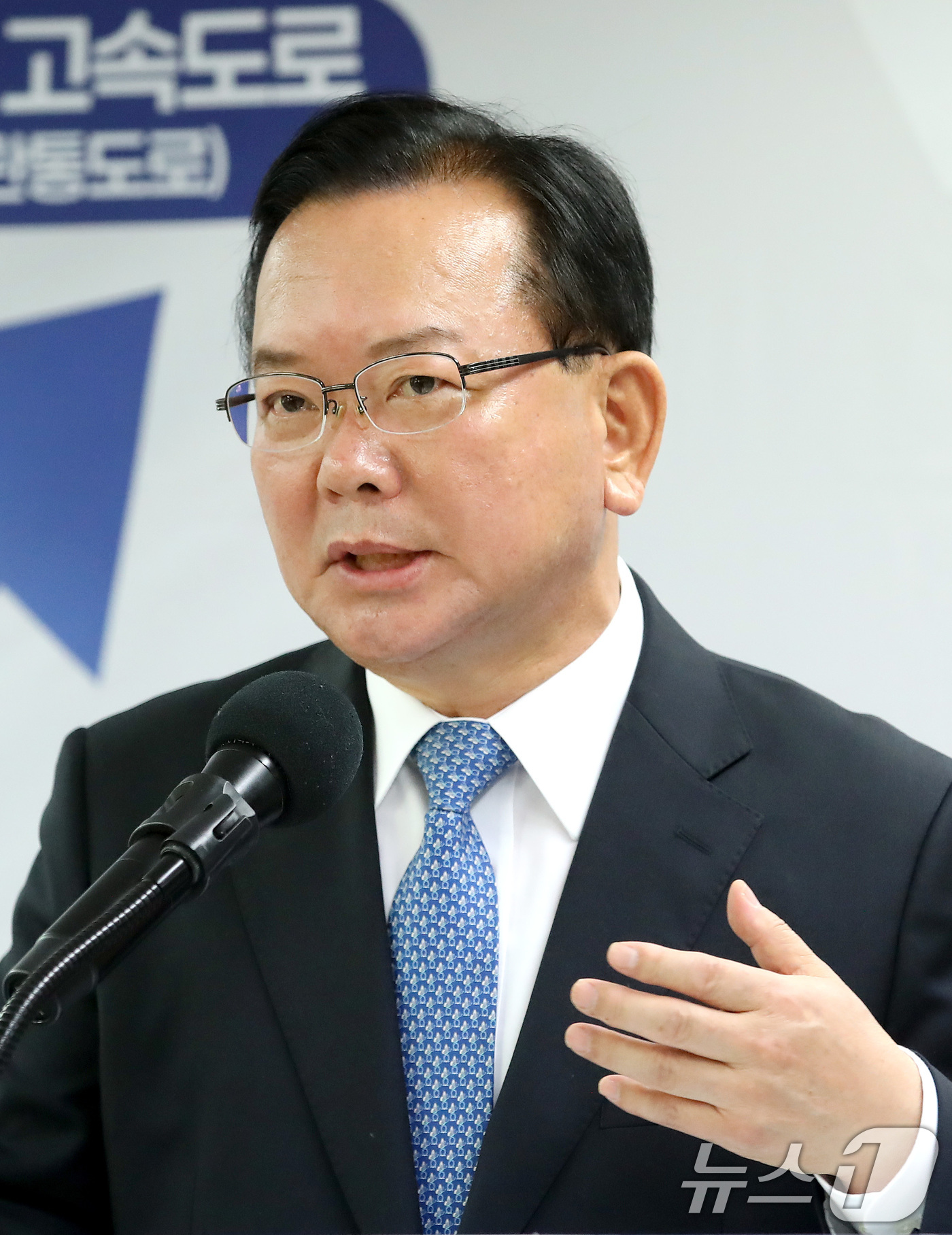 (대구=뉴스1) 공정식 기자 = 김부겸 더불어민주당 대구시장 후보가 7일 오전 대구 달서구 선거사무소에서 6·3 지방선거 여섯 번째 공약을 발표하고 있다. 2026.5.7/뉴스1