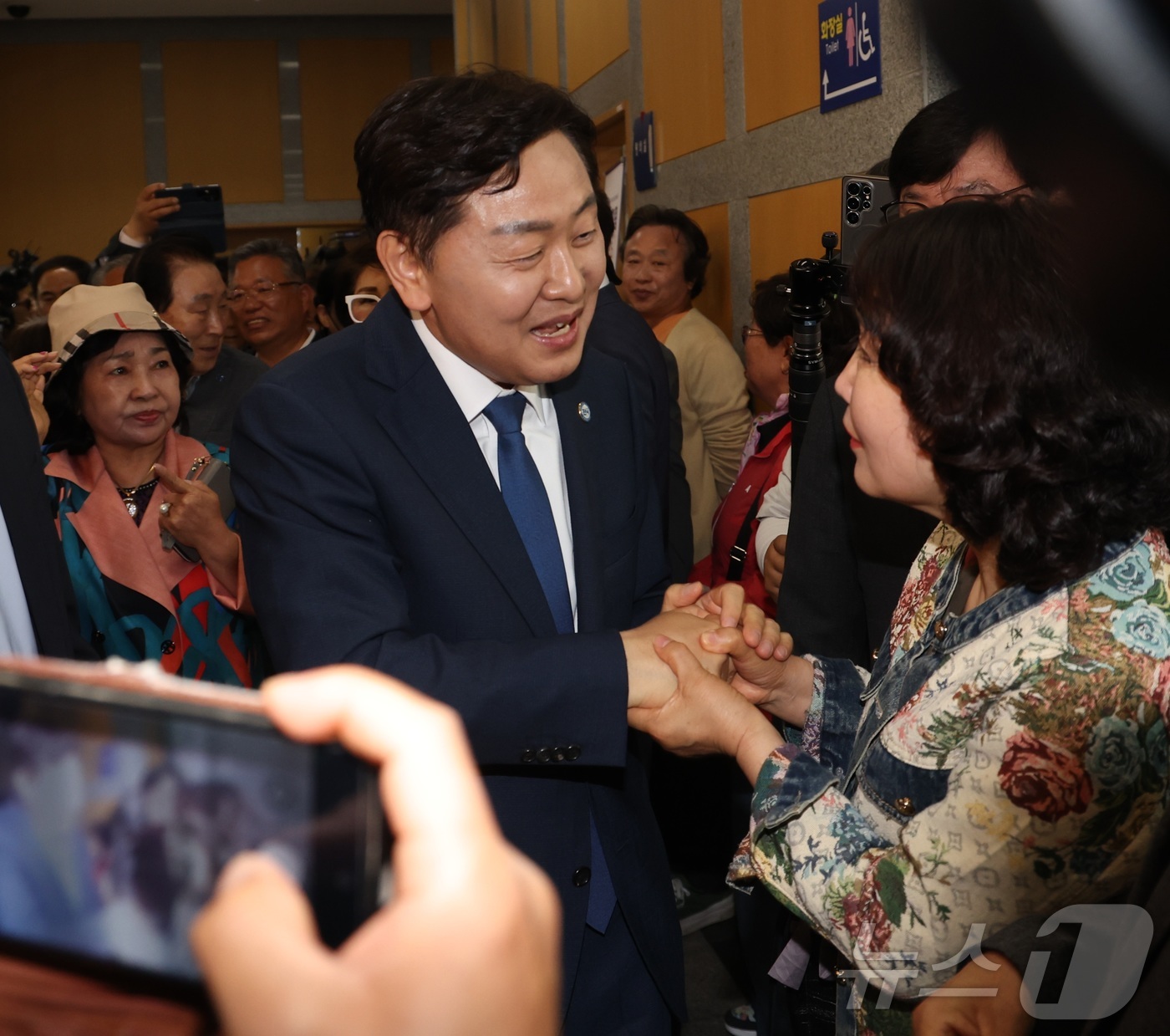 (전주=뉴스1) 유경석 기자 = 김관영 전북도지사 예비후보가 7일 전북 전주시 전북특별자치도의회에서 출마 기자회견을 마치고 지지자들과 인사를 나누고 있다. 2026.5.7/뉴스1
