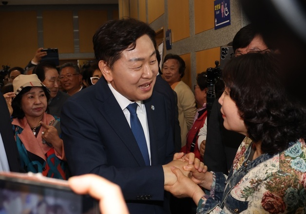 지지자들과 인사 나누는 김관영