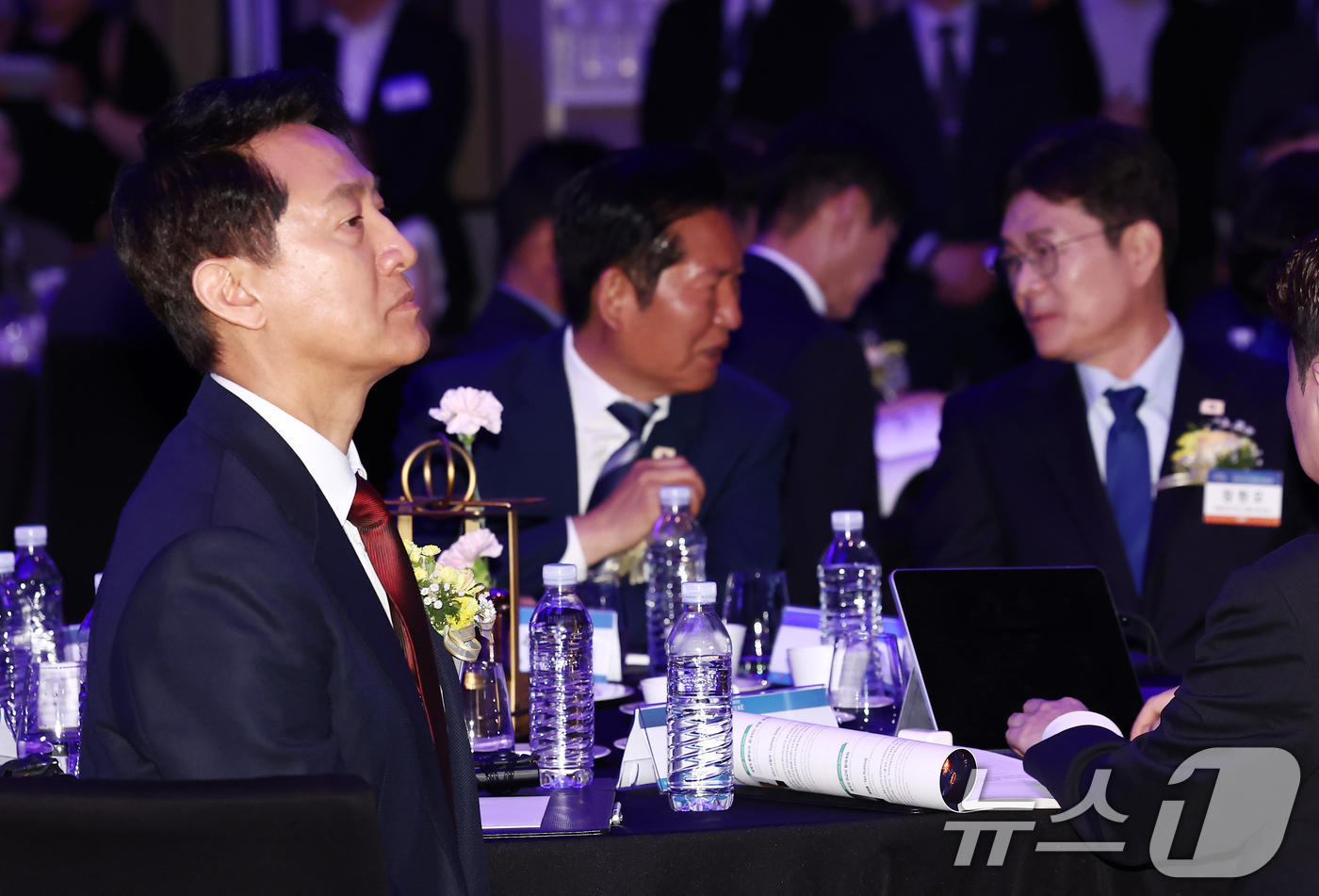 (서울=뉴스1) 김민지 기자 = 오세훈 국민의힘 서울시장 후보가 7일 서울 여의도 페어몬트 앰배서더 호텔에서 열린 뉴스1 미래포럼에 자리하고 있다. 오른쪽은 더불어민주당 정원오 서 …