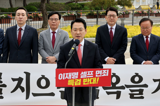 청와대 앞 현장최고위 발언하는 장동혁 대표