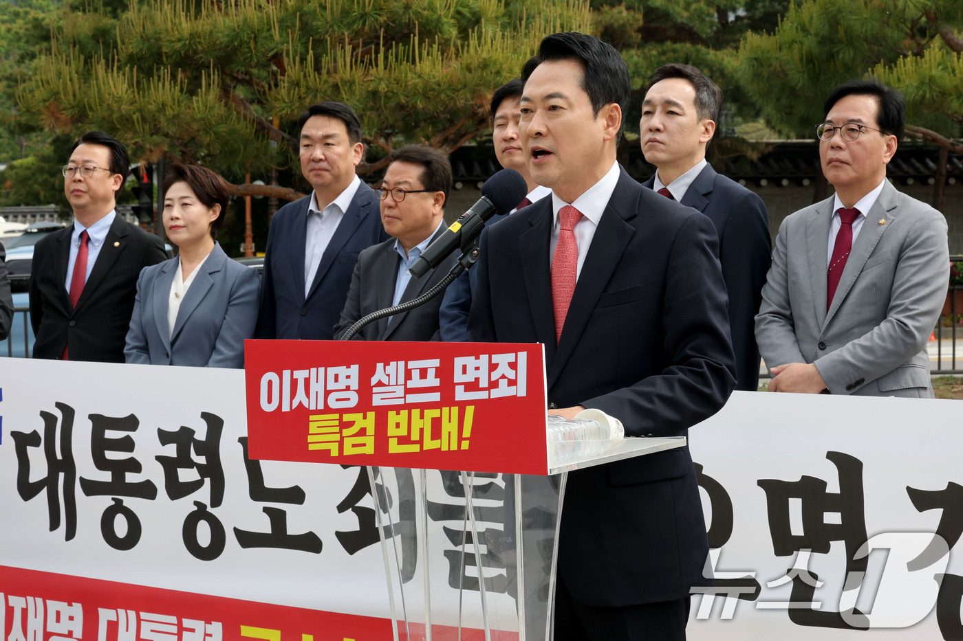 (서울=뉴스1) 이광호 기자 = 장동혁 국민의힘 대표가 7일 오전 서울 종로구 청와대 분수대 앞에서 열린 이재명 대통령 공소취소 특검법 원천무효 현장최고위원회의에서 발언하고 있다. …
