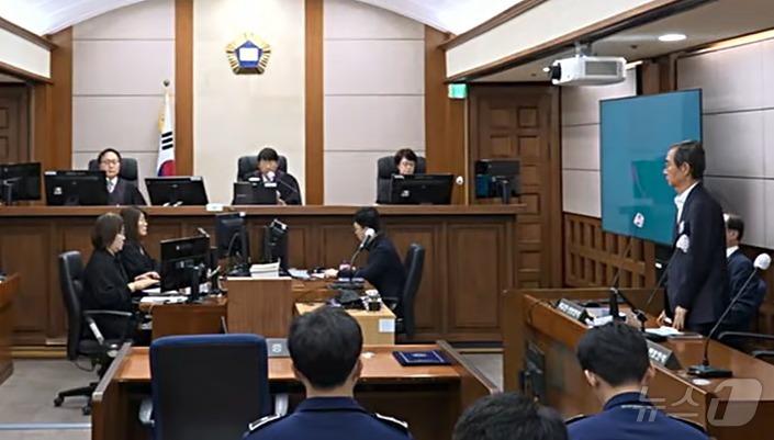 (서울=뉴스1) = 한덕수 전 총리가 7일 오전 서울 서초구 서울고등법원에서 열린 내란우두머리방조 등 2심 선고 공판에서 선고를 받고 있다. 이날 재판부는 징역 15년을 선고했다. …