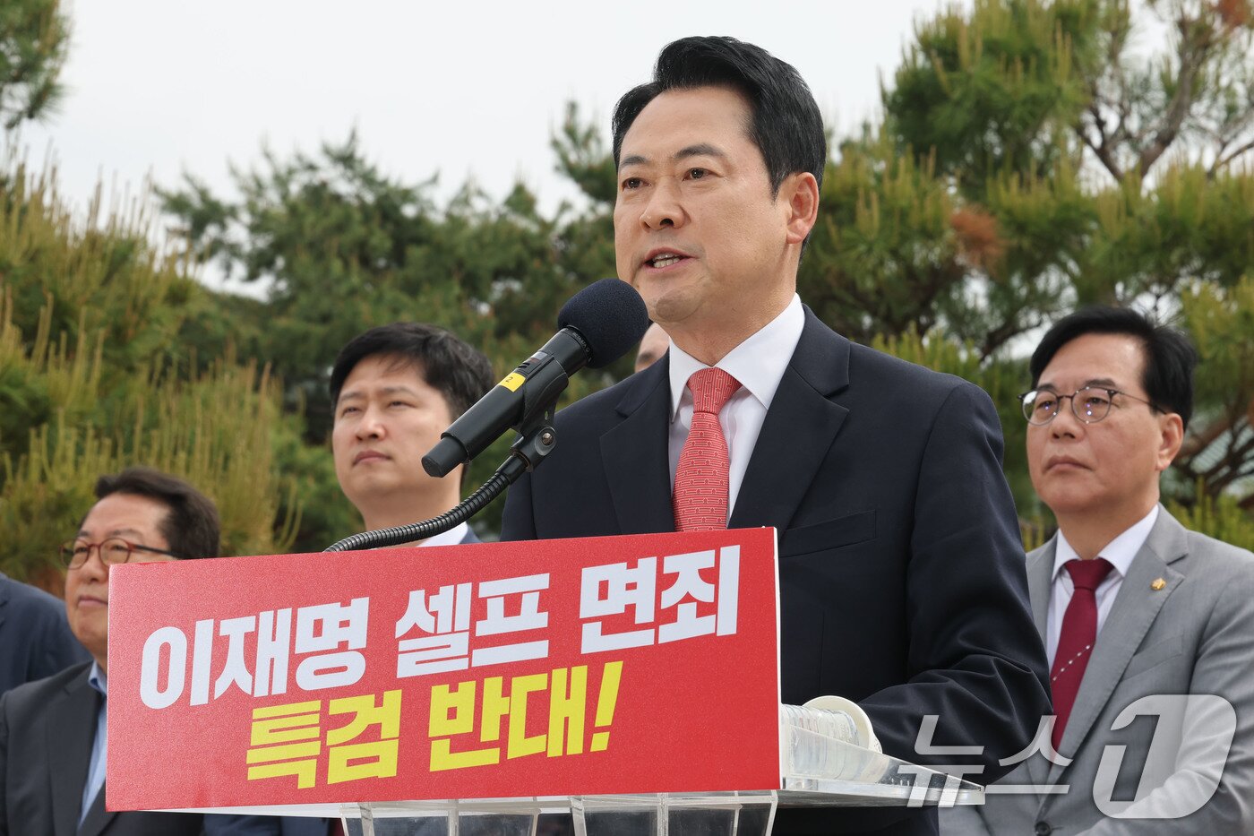본문 이미지 - 장동혁 국민의힘 대표가 7일 오전 서울 종로구 청와대 분수대 앞에서 열린 이재명 대통령 공소취소 특검법 원천무효 현장최고위원회의에서 발언하고 있다. 2026.5.7 ⓒ 뉴스1 이광호 기자