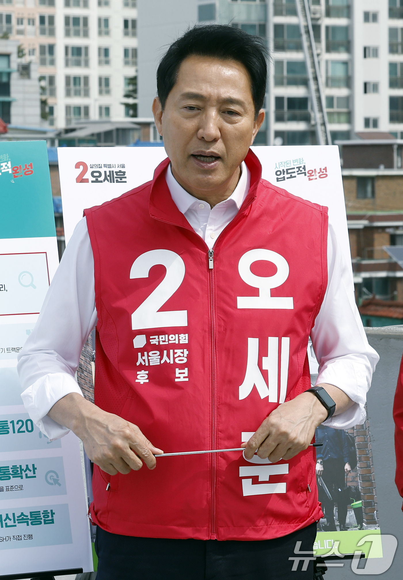 (서울=뉴스1) 박정호 기자 = 오세훈 국민의힘 서울시장 후보가 7일 오전 서울시 영등포구 대림1구역 재개발 현장에서 주택 공약을 발표하고 있다.  2026.5.7/뉴스1