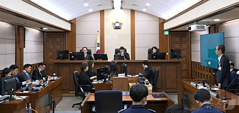 (서울=뉴스1) = 한덕수 전 총리가 7일 오전 서울 서초구 서울고등법원에서 열린 내란우두머리방조 등 2심 선고 공판에서 선고를 받고 있다. 이날 재판부는 징역 15년을 선고했다. …
