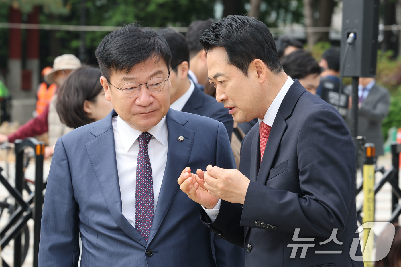 (서울=뉴스1) 이광호 기자 = 장동혁 국민의힘 대표와 정점식 정책위의장이 7일 오전 서울 종로구 청와대 분수대 앞에서 열린 이재명 대통령 공소취소 특검법 원천무효 현장최고위원회의 …