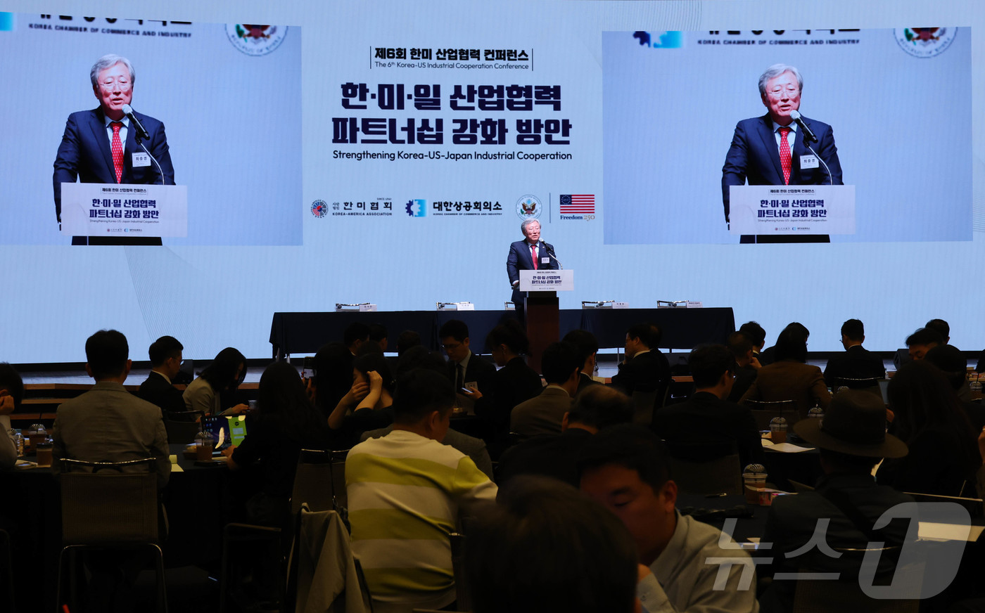 (서울=뉴스1) = 최중경 한미협회 회장이 7일 오전 서울 중구 대한상공회의소에서 열린 제6회 한미 산업협력 컨퍼런스에서 개회사를 하고 있다. (대한상공회의소 제공. 재판매 및 D …
