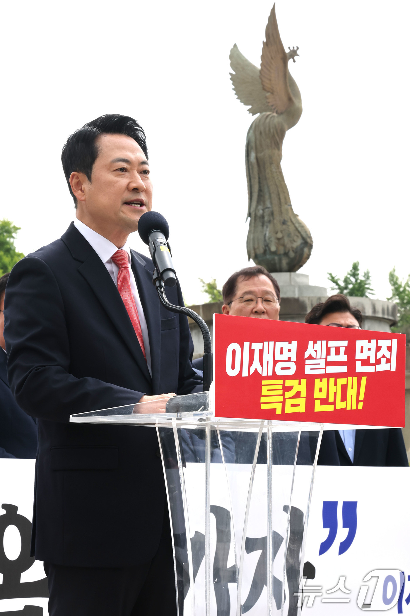 (서울=뉴스1) 이광호 기자 = 장동혁 국민의힘 대표가 7일 오전 서울 종로구 청와대 분수대 앞에서 열린 이재명 대통령 공소취소 특검법 원천무효 현장최고위원회의에서 발언하고 있다 …