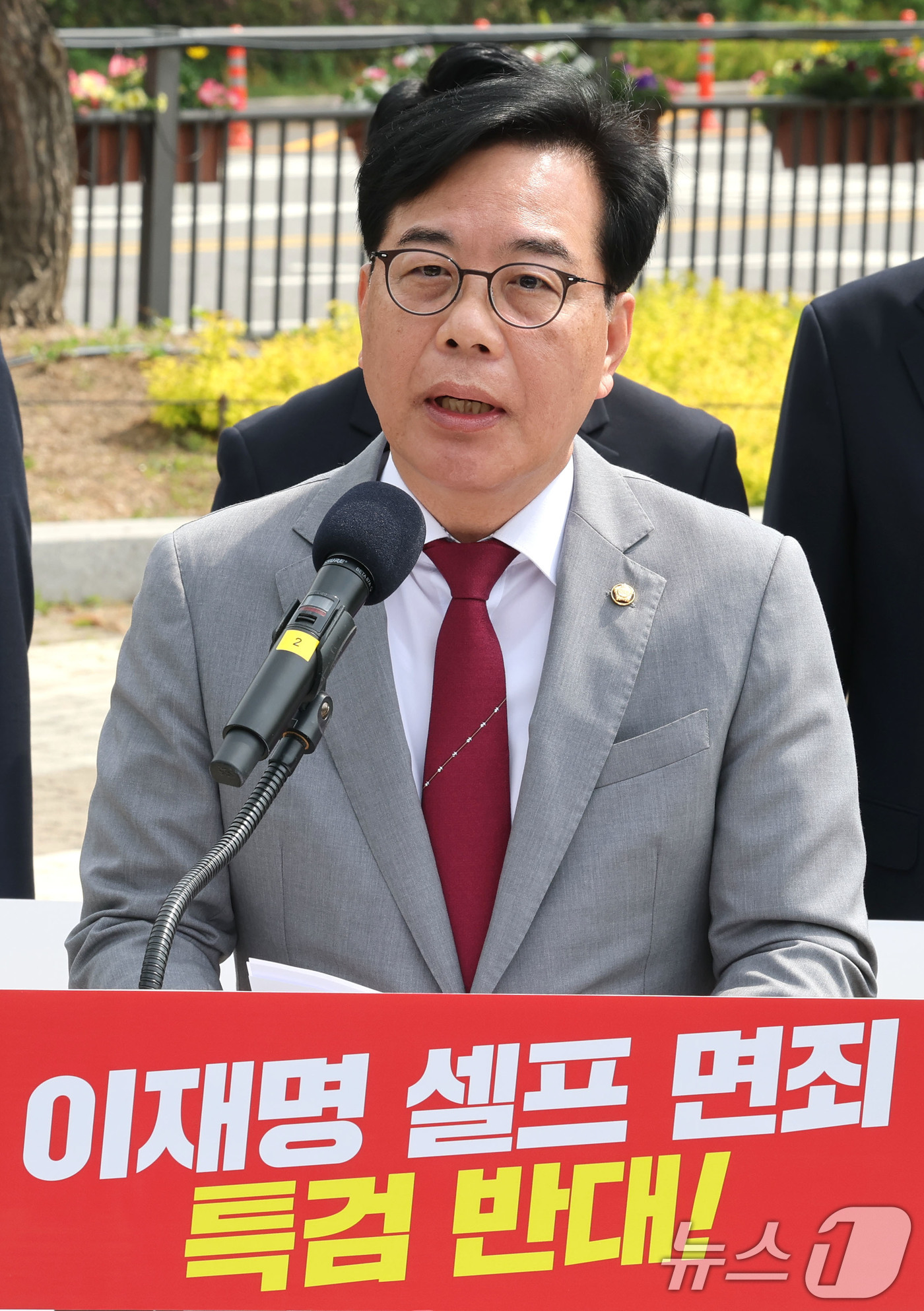 (서울=뉴스1) 이광호 기자 = 송언석 국민의힘 원내대표가 7일 오전 서울 종로구 청와대 분수대 앞에서 열린 이재명 대통령 공소취소 특검법 원천무효 현장최고위원회의에서 발언하고 있 …