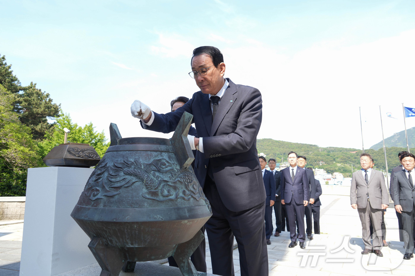 (서울=뉴스1) = 노동진 수협중앙회장이 7일 부산 영도구 순직 선원 위령탑에서 분향을 하고 있다. (수협 제공. 재판매 및 DB 금지)  2026.5.7/뉴스1