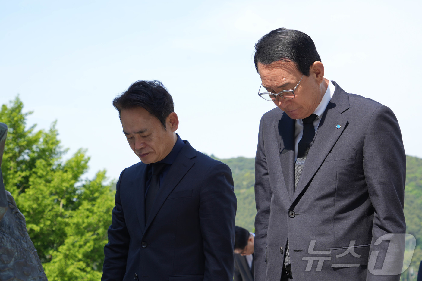 (서울=뉴스1) = 노동진 수협중앙회장이 7일 부산 영도구 순직 선원 위령탑에서 묵념을 하고 있다. 왼쪽은 김두영 전국해상선원노동조합연맹 위원장. (수협 제공. 재판매 및 DB 금 …