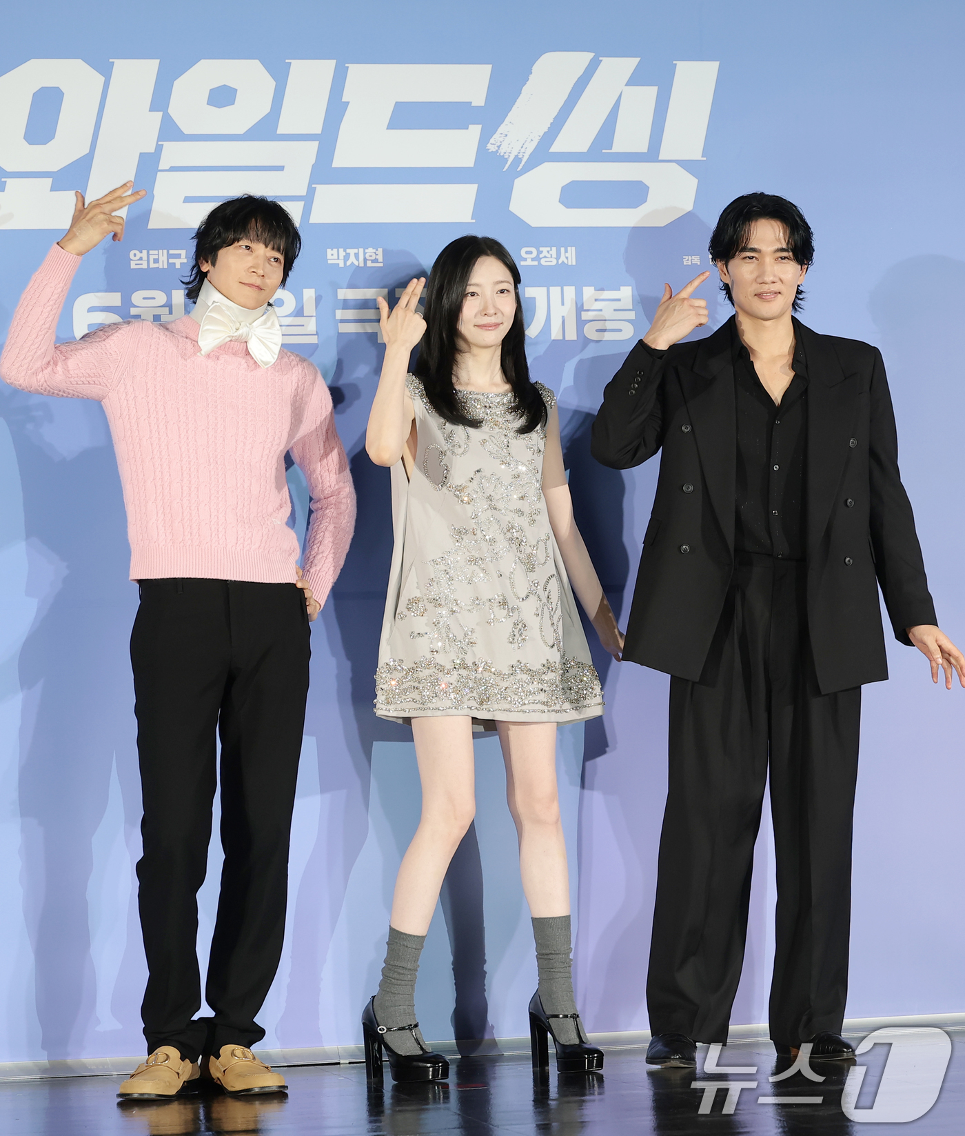 (서울=뉴스1) 권현진 기자 = 배우 강동원(왼쪽부터)과 박지현, 엄태구가 7일 서울 광진구 롯데시네마 건대입구에서 열린 영화 '와일드 씽'(감독 손재곤) 제작보고회에서 포즈를 취 …