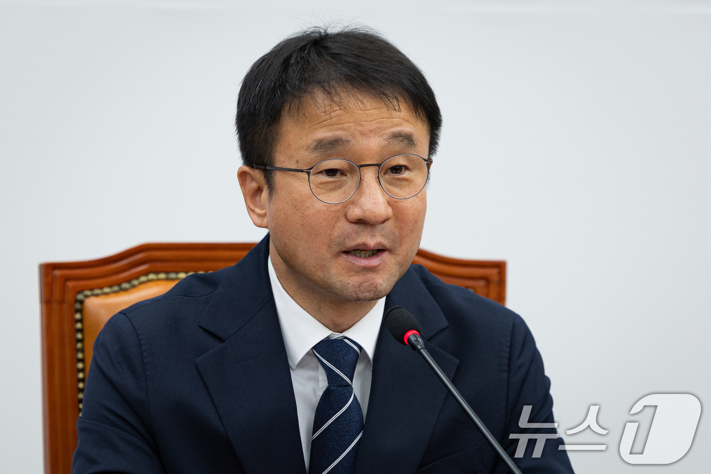(서울=뉴스1) 유승관 기자 = 한병도 더불어민주당 원내대표가 7일 서울 여의도 국회에서 열린 을지로위원회 주최 중동전쟁 위기극복을 위한 고통분담 아스콘업계 상생협약식에서 모두 발 …