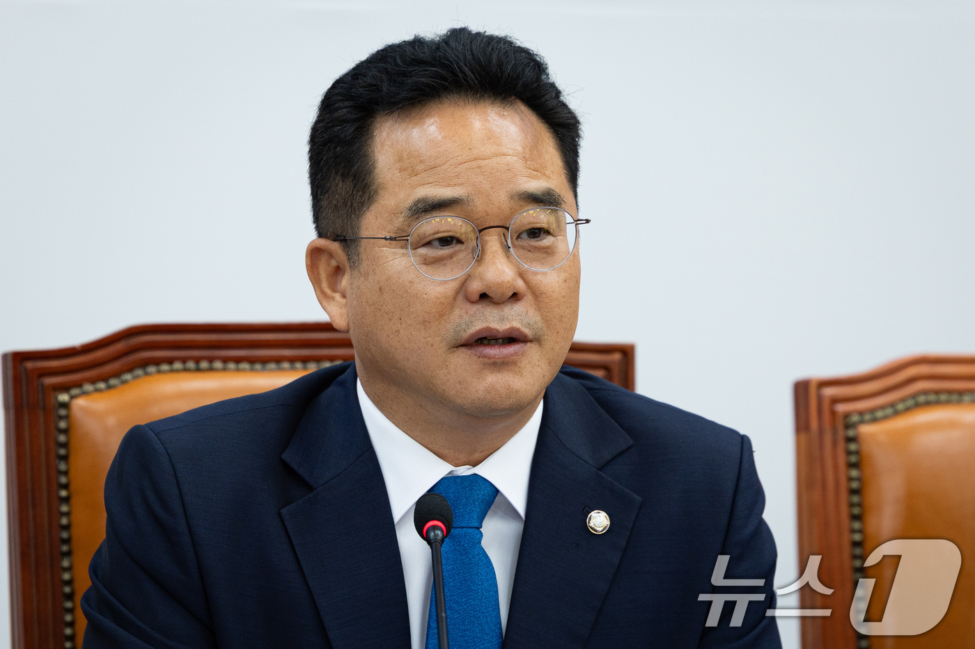 (서울=뉴스1) 유승관 기자 = 민병덕 더불어민주당 을지로위원장이 7일 서울 여의도 국회에서 열린 을지로위원회 주최 중동전쟁 위기극복을 위한 고통분담 아스콘업계 상생협약식에서 모두 …