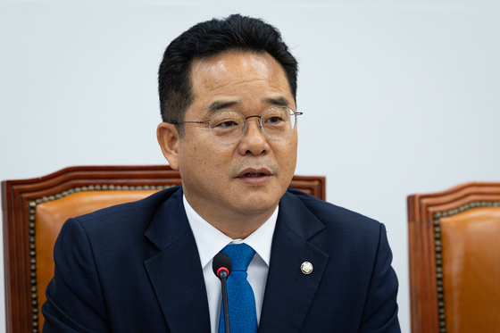 모두 발언하는 민병덕 민주당 을지로위원장