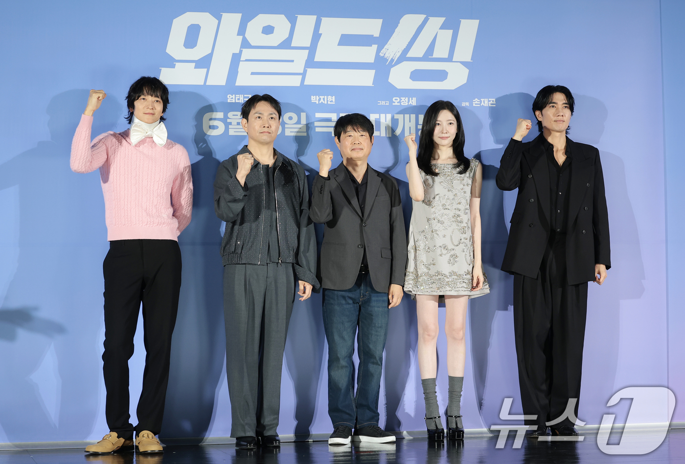 (서울=뉴스1) 권현진 기자 = 배우 강동원(왼쪽부터)과 오정세, 손재곤 감독, 박지현, 엄태구가 7일 서울 광진구 롯데시네마 건대입구에서 열린 영화 '와일드 씽' 제작보고회에서 …