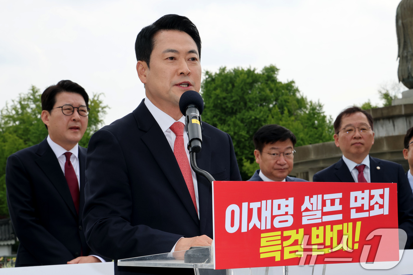 (서울=뉴스1) 이광호 기자 = 장동혁 국민의힘 대표가 7일 오전 서울 종로구 청와대 분수대 앞에서 열린 이재명 대통령 공소취소 특검법 원천무효 현장최고위원회의에서 발언하고 있다. …