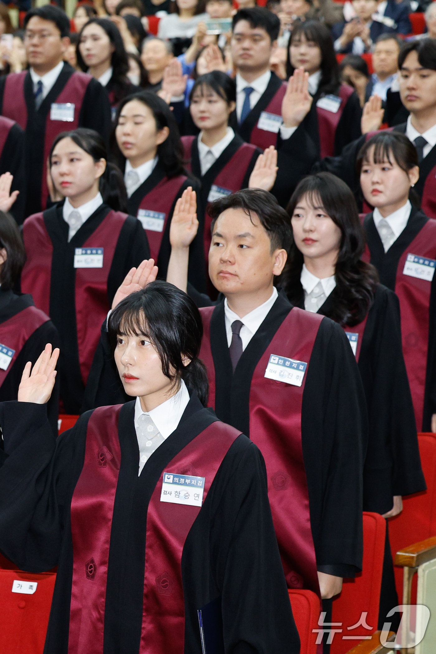 (과천=뉴스1) 안은나 기자 = 7일 경기 과천시 정부과천청사 법무부에서 열린 2026 신임검사 임관식에서 검사들이 선서를 하고 있다. 2026.5.7/뉴스1
