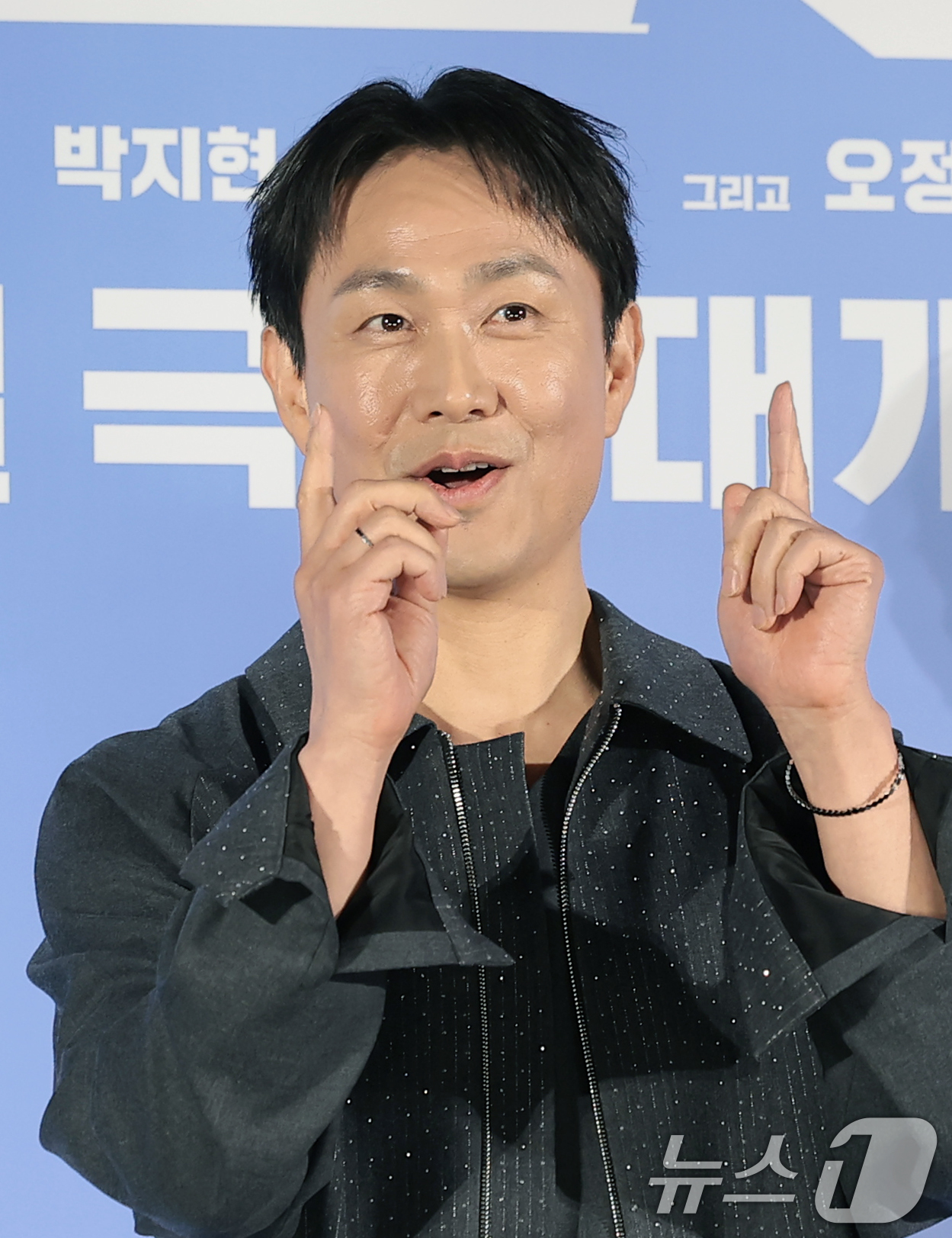 (서울=뉴스1) 권현진 기자 = 배우 오정세가 7일 서울 광진구 롯데시네마 건대입구에서 열린 영화 '와일드 씽' 제작보고회에서 포즈를 취하고 있다.'와일드 씽'은 한때 가요계를 휩 …