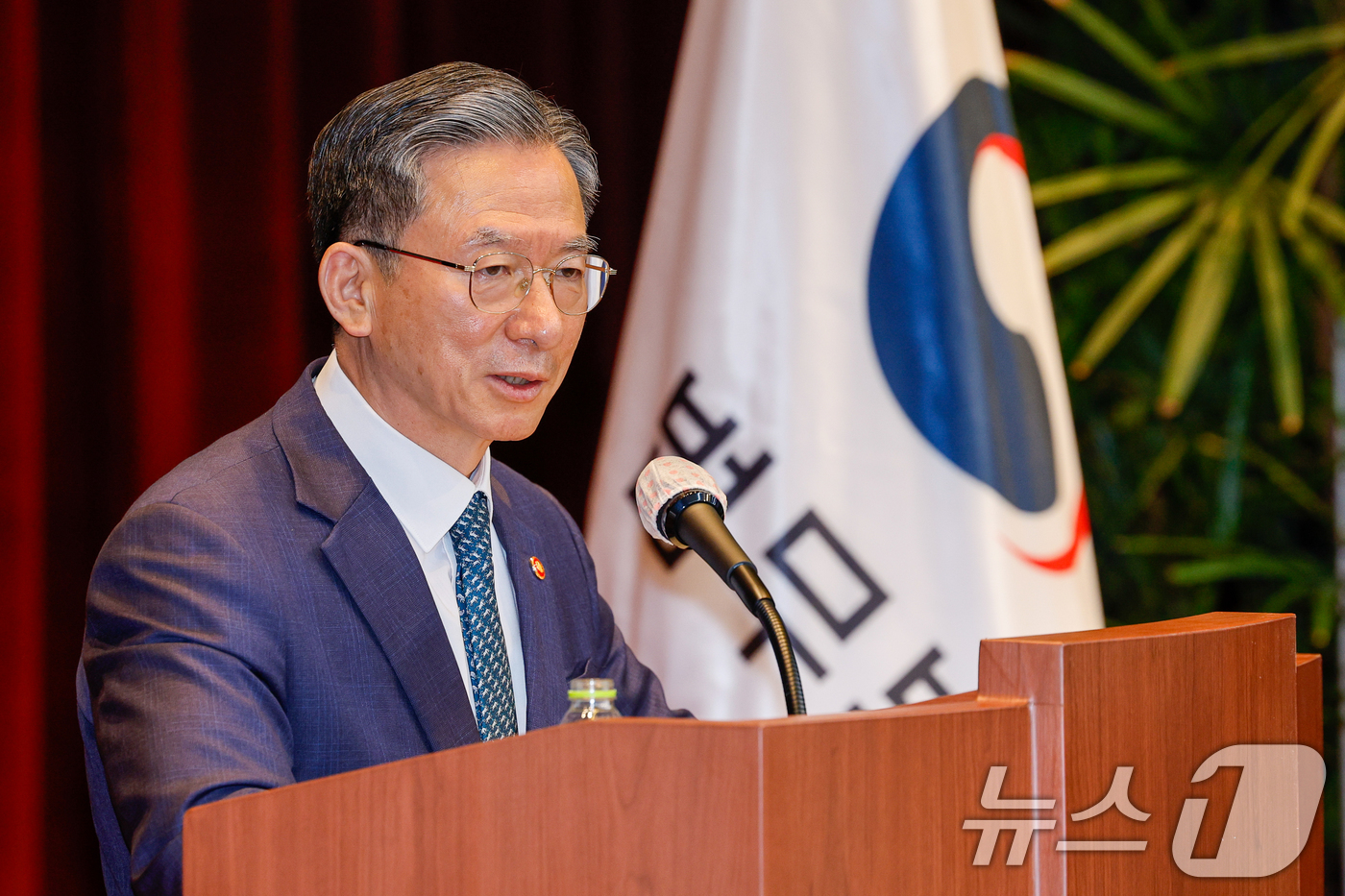 (과천=뉴스1) 안은나 기자 = 정성호 법무부 장관이 7일 경기 과천시 정부과천청사 법무부에서 열린 2026 신임검사 임관식에서 격려사를 하고 있다. 2026.5.7/뉴스1