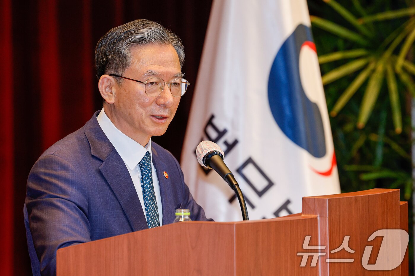 본문 이미지 - 정성호 법무부 장관이 7일 경기 과천시 정부과천청사 법무부에서 열린 2026 신임검사 임관식에서 격려사를 하고 있다. 2026.5.7 ⓒ 뉴스1 안은나 기자