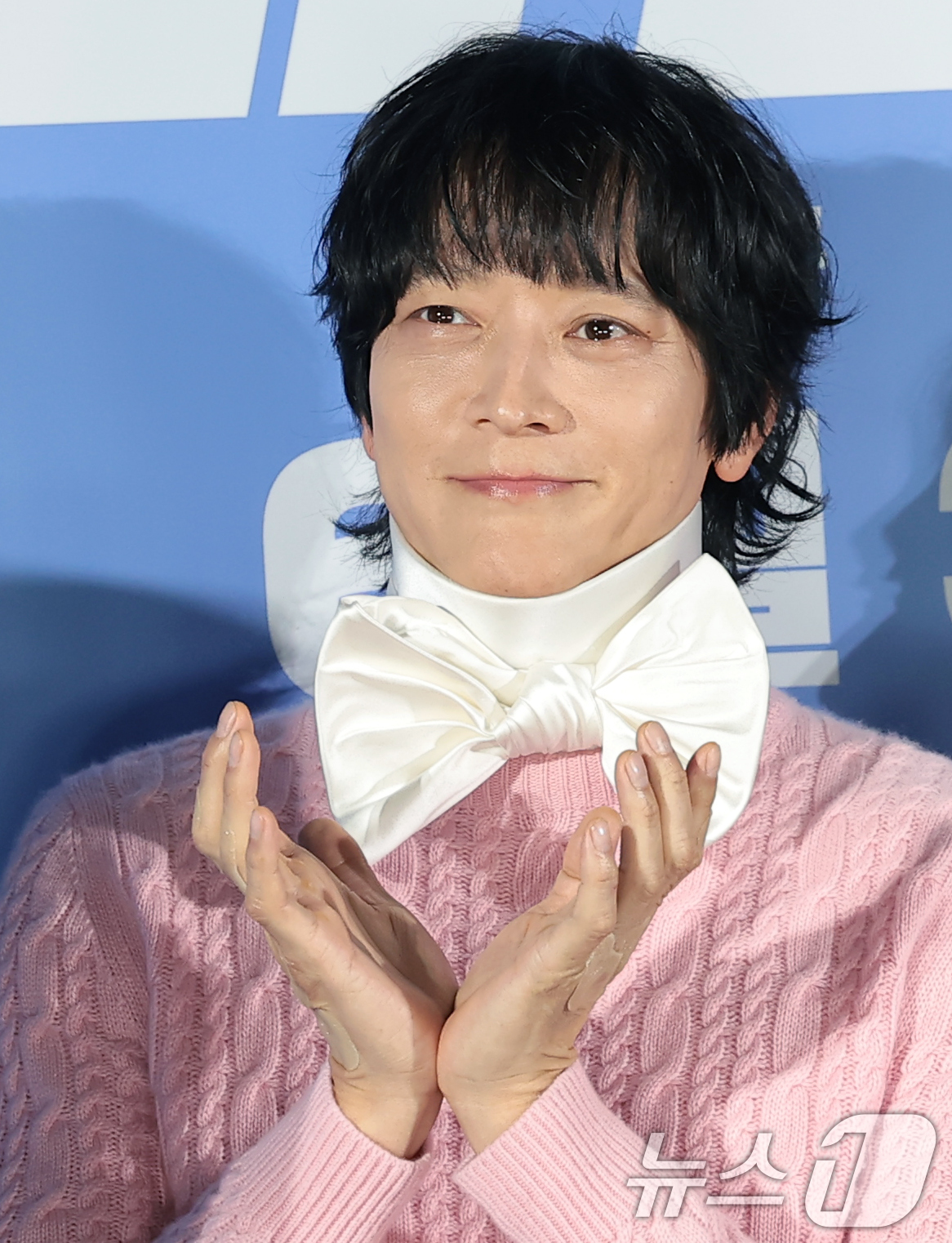 (서울=뉴스1) 권현진 기자 = 배우 강동원이 7일 서울 광진구 롯데시네마 건대입구에서 열린 영화 '와일드 씽' 제작보고회에서 포즈를 취하고 있다.'와일드 씽'은 한때 가요계를 휩 …