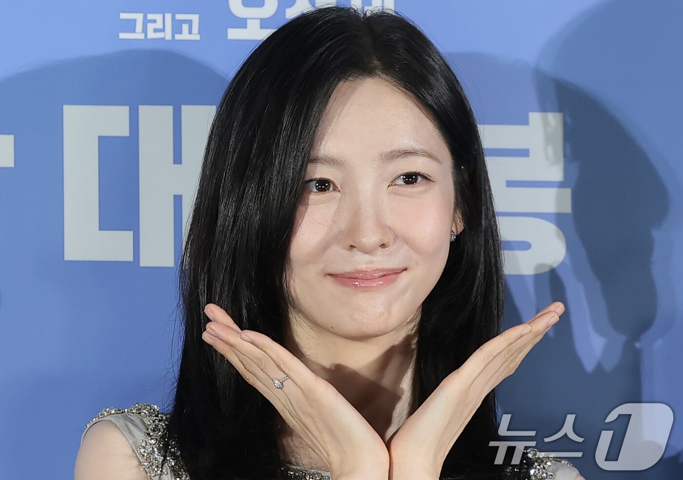 본문 이미지 - 배우 박지현이 7일 서울 광진구 롯데시네마 건대입구에서 열린 영화 '와일드 씽' 제작보고회에서 포즈를 취하고 있다. '와일드 씽'은 한때 가요계를 휩쓸었지만 예기치 못한 사건에 휘말려 하루아침에 해체된 3인조 혼성 댄스 그룹 트라이앵글이 20년 만에 찾아온 재기의 기회를 잡기 위해 무모한 도전을 벌이는 이야기다. 2026.5.7 ⓒ 뉴스1 권현진 기자
