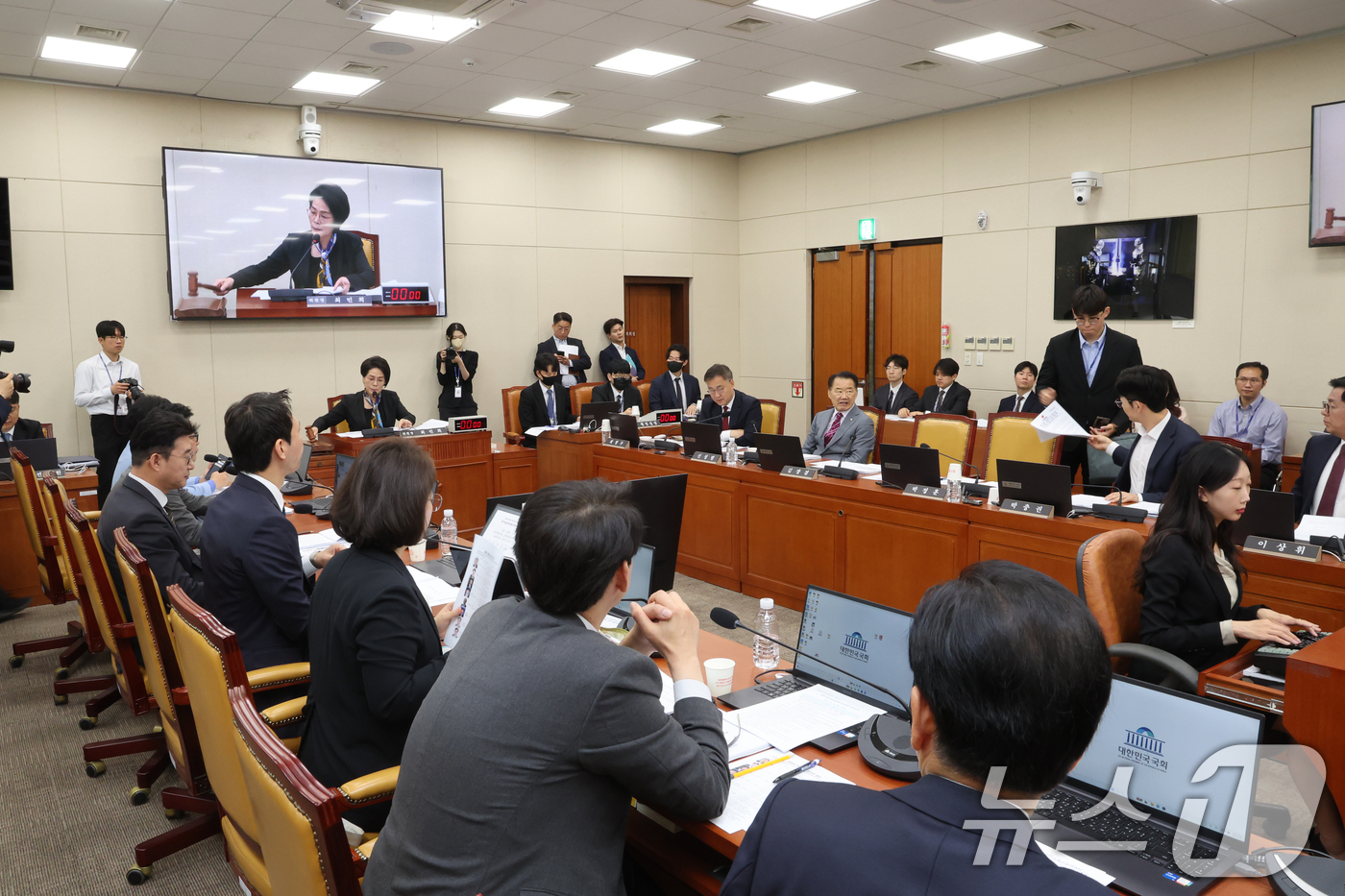 (서울=뉴스1) 황기선 기자 = 최민희 과방위원장이 7일 오전 서울 여의도 국회에서 열린 과학기술정보방송통신위원회 전체회의에서 의사봉을 두드리고 있다.  2026.5.7/뉴스1
