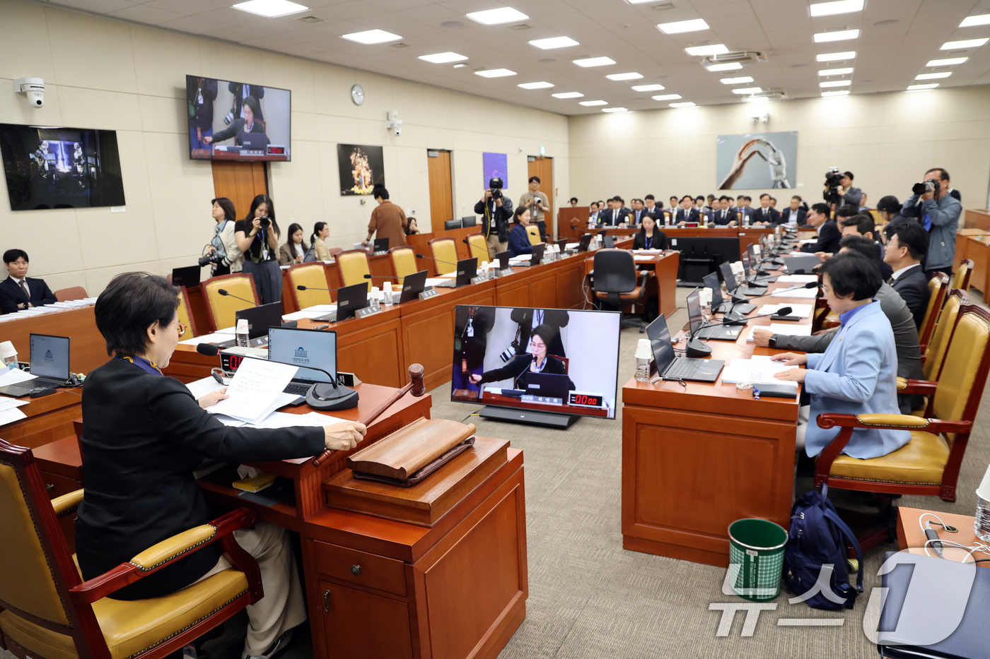(서울=뉴스1) 황기선 기자 = 최민희 과방위원장이 7일 오전 서울 여의도 국회에서 열린 과학기술정보방송통신위원회 전체회의에서 의사봉을 두드리고 있다.  2026.5.7/뉴스1