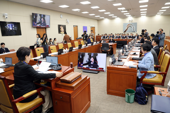 의사봉 두드리는 최민희 위원장