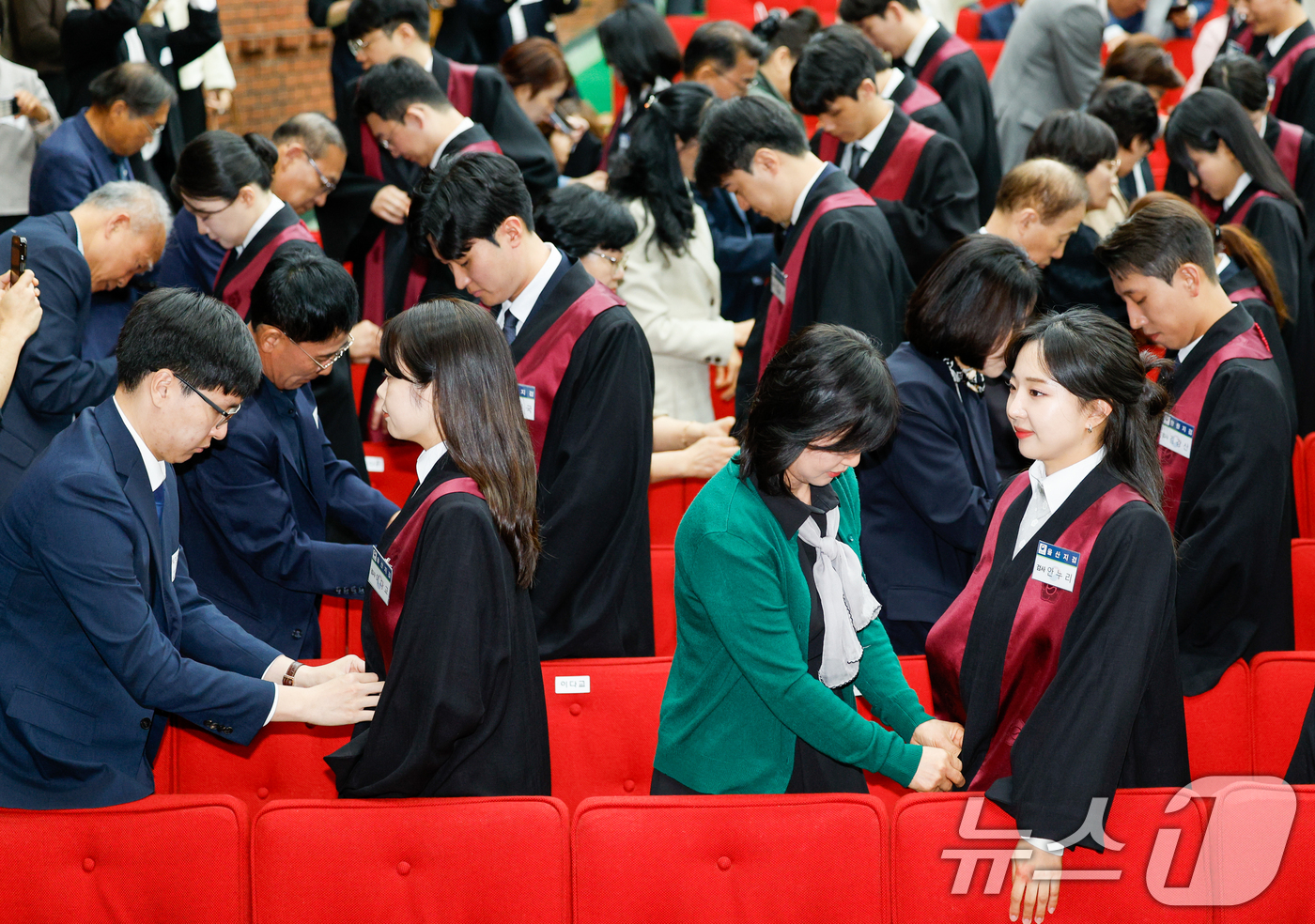 (과천=뉴스1) 안은나 기자 = 7일 경기 과천시 정부과천청사 법무부에서 열린 2026 신임검사 임관식에서 신임검사들에게 가족들이 법복을 입혀주고 있다. 2026.5.7/뉴스1