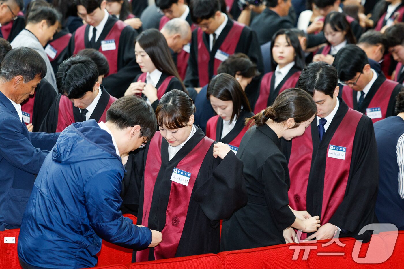 본문 이미지 - 7일 경기 과천시 정부과천청사 법무부에서 열린 2026 신임검사 임관식에서 신임검사들에게 가족들이 법복을 입혀주고 있다. 2026.5.7 ⓒ 뉴스1 안은나 기자