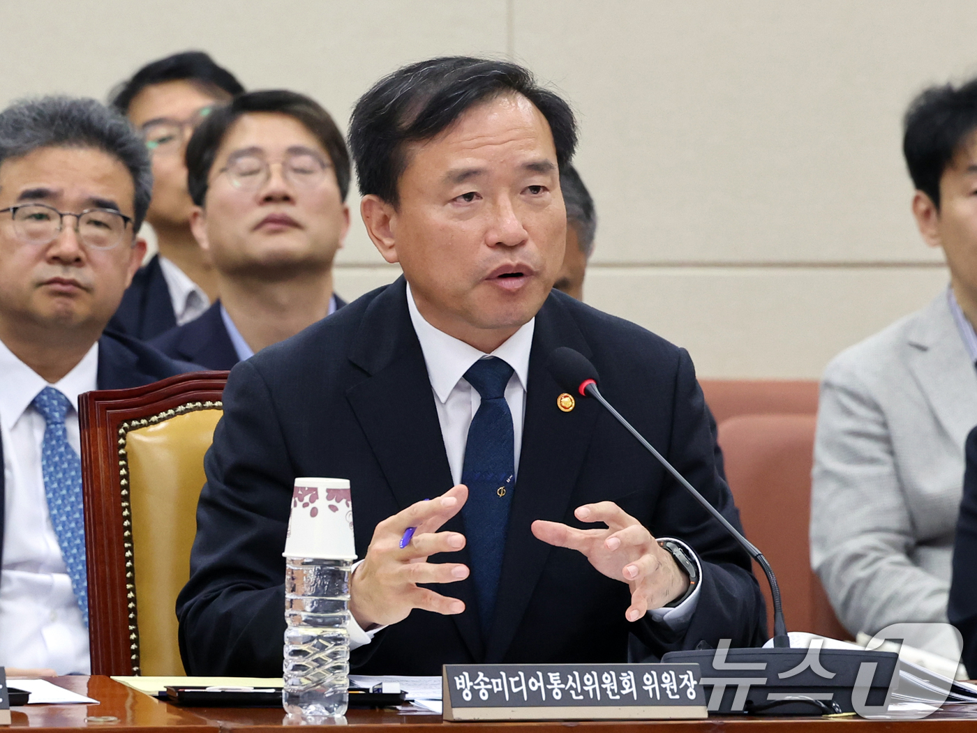 (서울=뉴스1) 황기선 기자 = 김종철 방송미디어통신위원장이 7일 오전 서울 여의도 국회에서 열린 과학기술정보방송통신위원회 전체회의에서 의원질의에 답하고 있다.  2026.5.7/ …