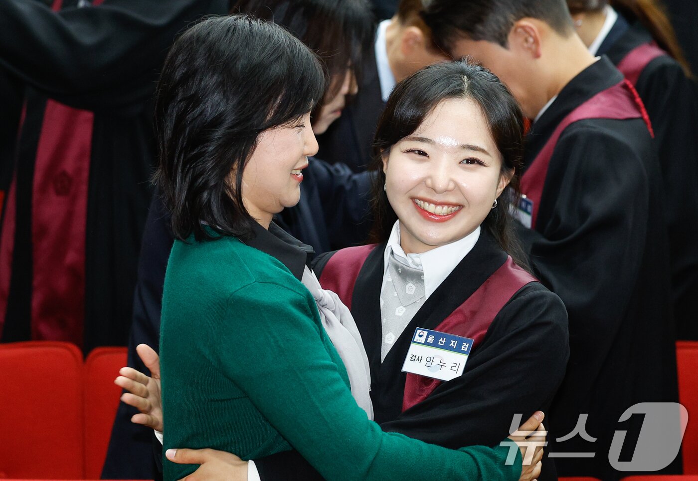 본문 이미지 - 7일 경기 과천시 정부과천청사 법무부에서 열린 2026 신임검사 임관식에서 신임검사들에게 법복을 입혀준 가족들이 서로 포옹하고 있다. 2026.5.7 ⓒ 뉴스1 안은나 기자