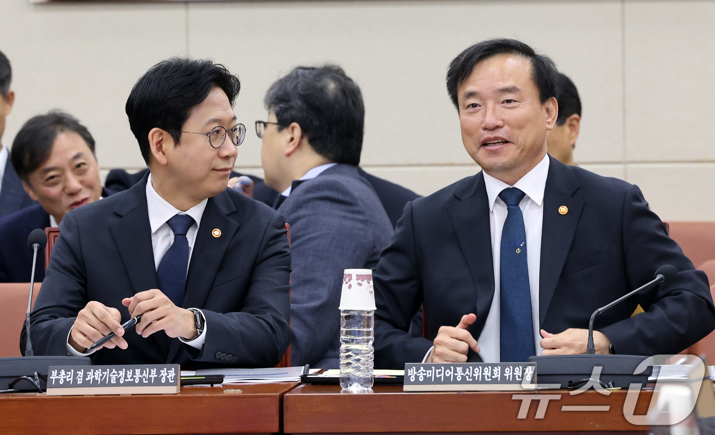 (서울=뉴스1) 황기선 기자 = 배경훈 부총리 겸 과학기술정보통신부 장관과 김종철 방송미디어통신위원장이 7일 오전 서울 여의도 국회에서 열린 과학기술정보방송통신위원회 전체회의에서 …