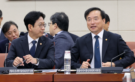 대화 나누는 배경훈·김종철
